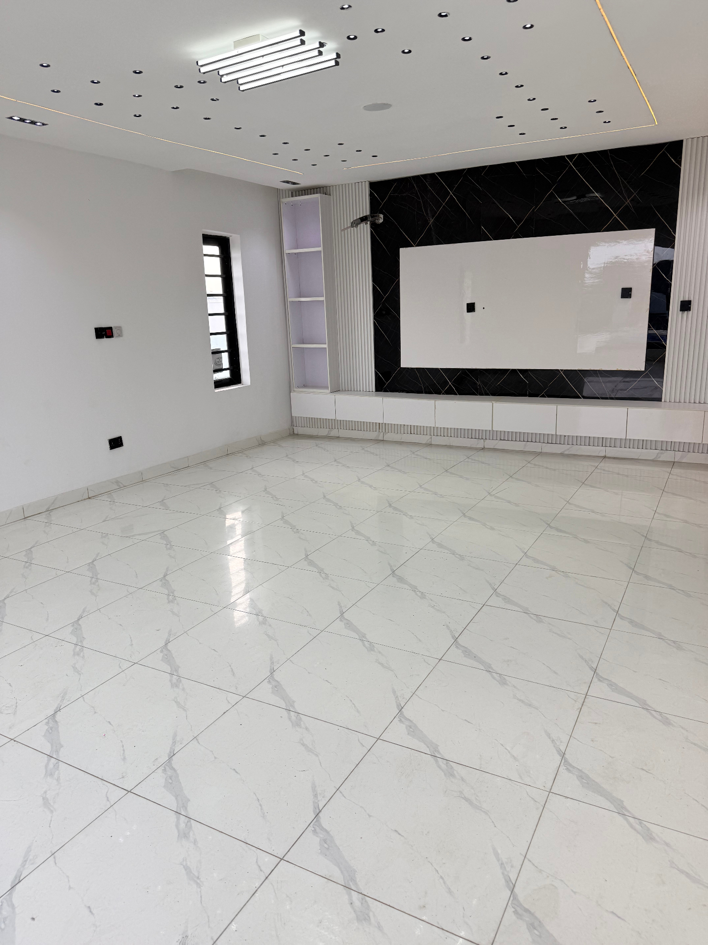 Luxury 5-Bedroom Fully Detached House