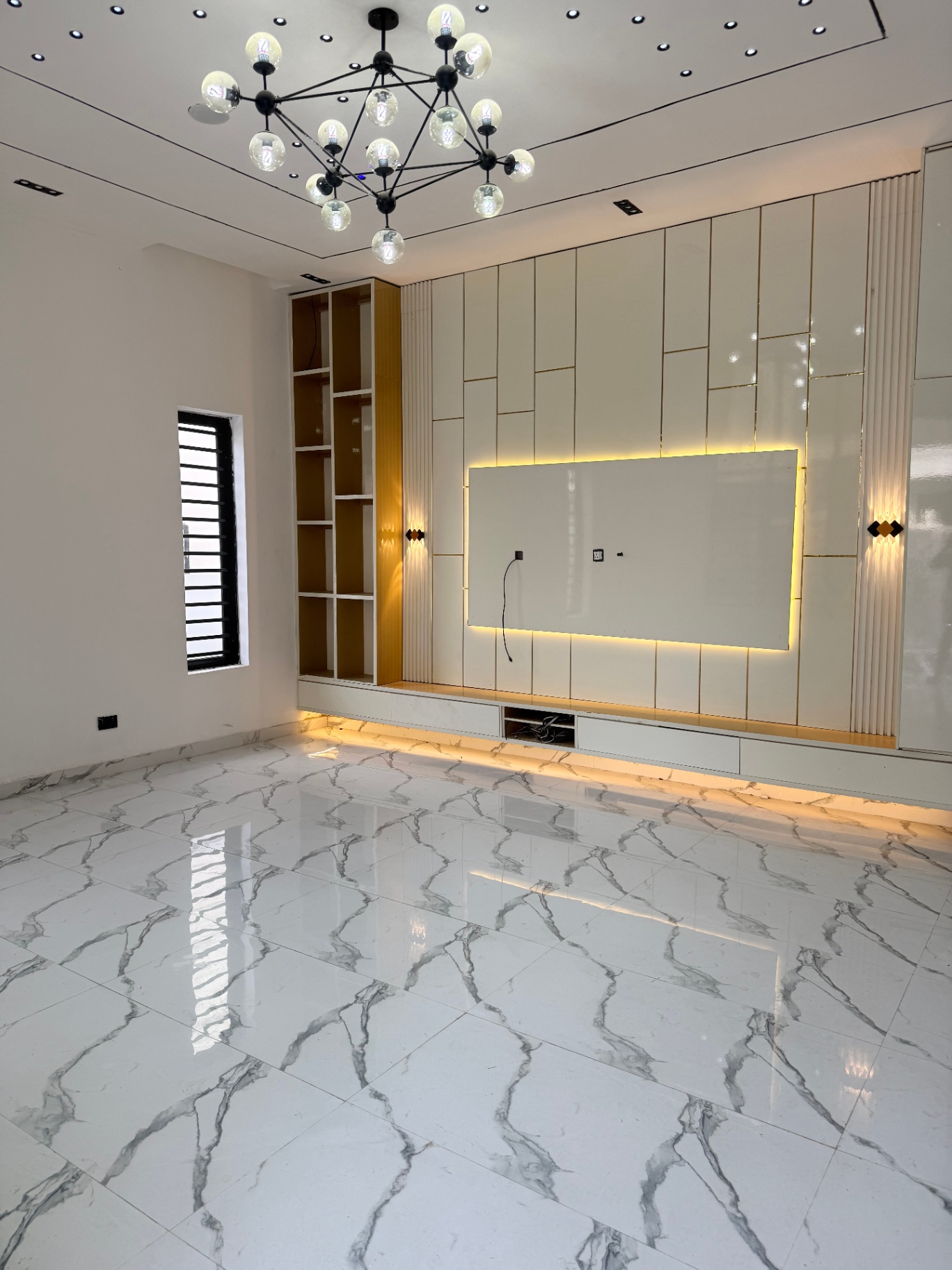 Luxury 5-Bedroom Fully Detached House